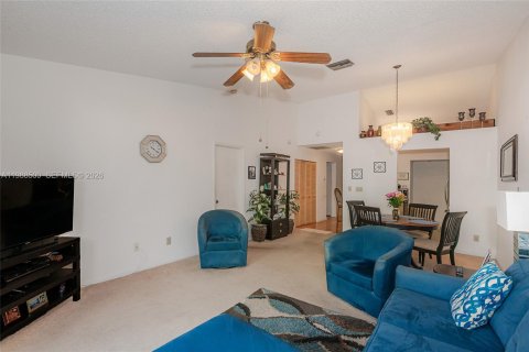 House in Pembroke Pines, Florida 3 bedrooms, 101.73 sq.m. № 2050386 - photo 12