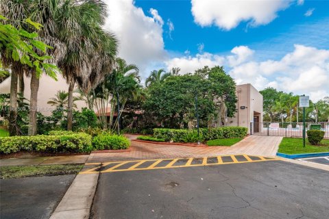 House in Pembroke Pines, Florida 3 bedrooms, 101.73 sq.m. № 2050386 - photo 30