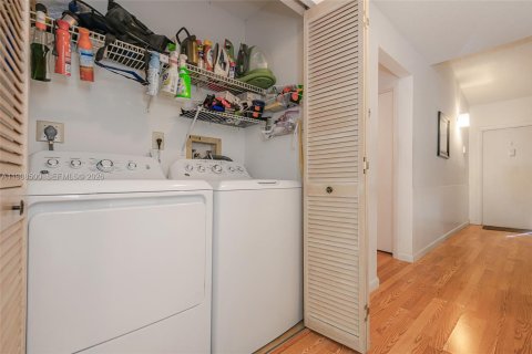 House in Pembroke Pines, Florida 3 bedrooms, 101.73 sq.m. № 2050386 - photo 25