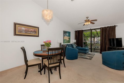 House in Pembroke Pines, Florida 3 bedrooms, 101.73 sq.m. № 2050386 - photo 10