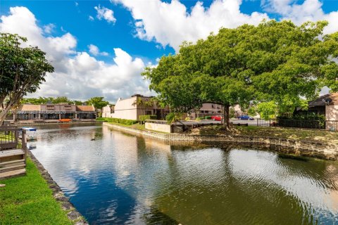House in Pembroke Pines, Florida 3 bedrooms, 101.73 sq.m. № 2050386 - photo 28