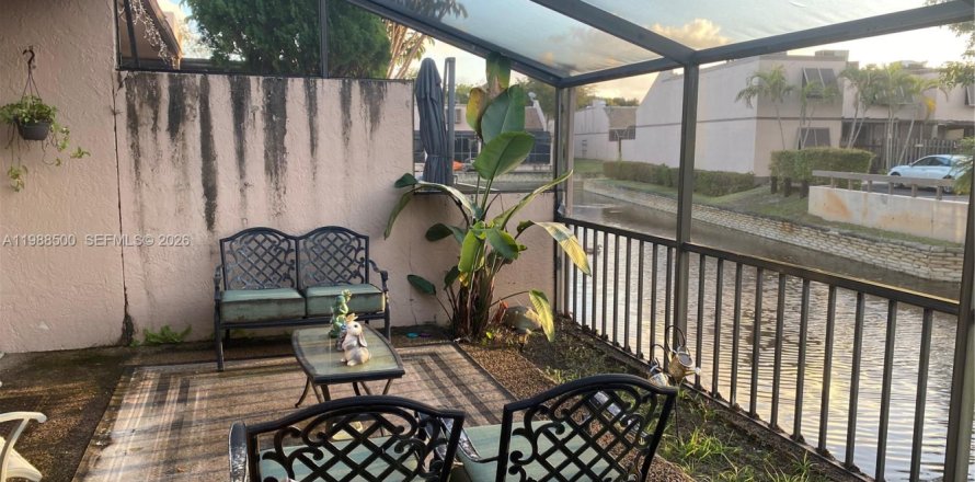 Casa en Pembroke Pines, Florida 3 dormitorios, 101.73 m2 № 2050386