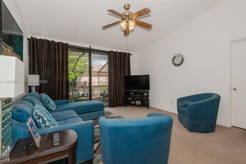 House in Pembroke Pines, Florida 3 bedrooms, 101.73 sq.m. № 2050386 - photo 11