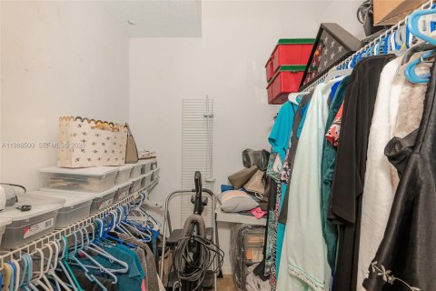 House in Pembroke Pines, Florida 3 bedrooms, 101.73 sq.m. № 2050386 - photo 18