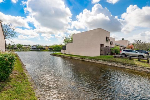 House in Pembroke Pines, Florida 3 bedrooms, 101.73 sq.m. № 2050386 - photo 29