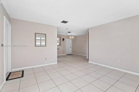 Casa en venta en Hialeah, Florida, 4 dormitorios, 155.15 m2 № 2029953 - foto 13