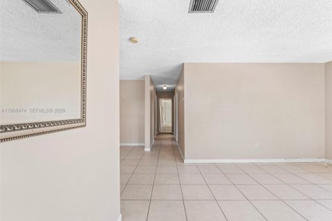 Casa en venta en Hialeah, Florida, 4 dormitorios, 155.15 m2 № 2029953 - foto 10