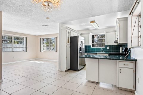 Casa en venta en Hialeah, Florida, 4 dormitorios, 155.15 m2 № 2029953 - foto 18