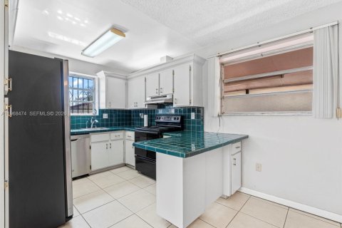 Casa en venta en Hialeah, Florida, 4 dormitorios, 155.15 m2 № 2029953 - foto 14