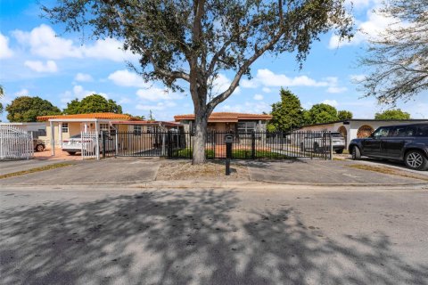 Casa en venta en Hialeah, Florida, 4 dormitorios, 155.15 m2 № 2029953 - foto 3