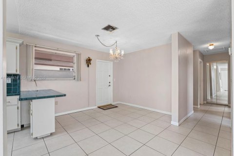 Casa en venta en Hialeah, Florida, 4 dormitorios, 155.15 m2 № 2029953 - foto 12