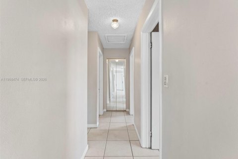 Casa en venta en Hialeah, Florida, 4 dormitorios, 155.15 m2 № 2029953 - foto 20
