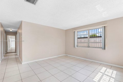 Casa en venta en Hialeah, Florida, 4 dormitorios, 155.15 m2 № 2029953 - foto 11