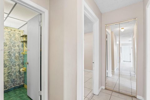 Casa en venta en Hialeah, Florida, 4 dormitorios, 155.15 m2 № 2029953 - foto 24
