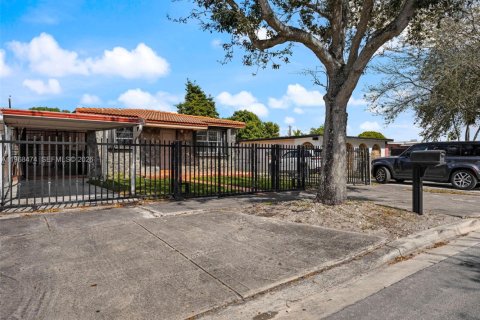 Casa en venta en Hialeah, Florida, 4 dormitorios, 155.15 m2 № 2029953 - foto 4