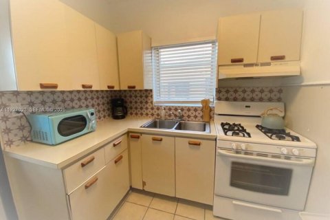 Commercial property in Miami, Florida 182.09 sq.m. № 2076842 - photo 9