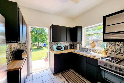 Commercial property in Miami, Florida 182.09 sq.m. № 2076842 - photo 20