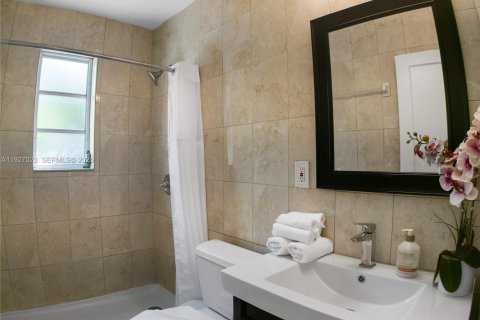 Commercial property in Miami, Florida 182.09 sq.m. № 2076842 - photo 25