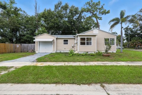 House in Saint Petersburg, Florida 3 bedrooms, 84.45 sq.m. № 1832821 - photo 2