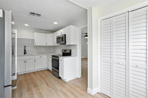 House in Saint Petersburg, Florida 3 bedrooms, 84.45 sq.m. № 1832821 - photo 3