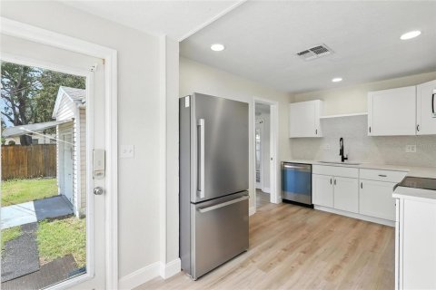 House in Saint Petersburg, Florida 3 bedrooms, 84.45 sq.m. № 1832821 - photo 7