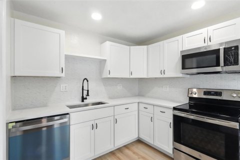 House in Saint Petersburg, Florida 3 bedrooms, 84.45 sq.m. № 1832821 - photo 5