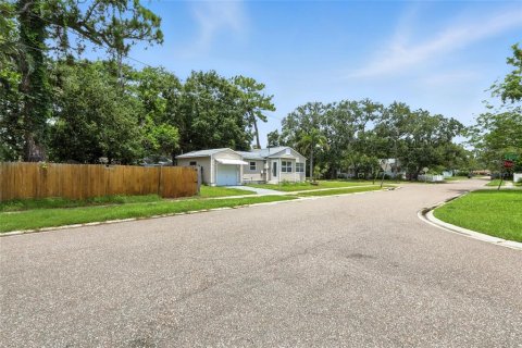 House in Saint Petersburg, Florida 3 bedrooms, 84.45 sq.m. № 1832821 - photo 21