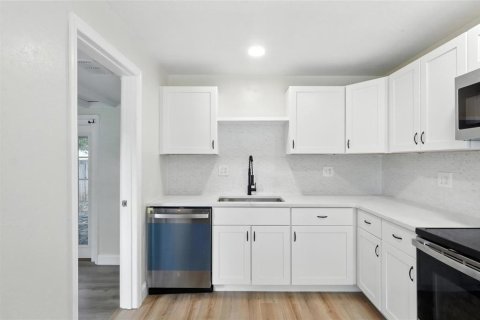 House in Saint Petersburg, Florida 3 bedrooms, 84.45 sq.m. № 1832821 - photo 4