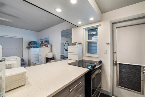 Condo in Miami Beach, Florida, 1 bedroom  № 1804453 - photo 11