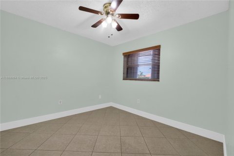 Apartamento en alquiler en Hialeah, Florida, 2 dormitorios, 69.03 m2 № 1939252 - foto 16