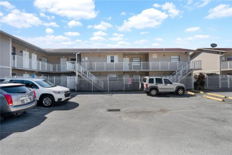 Apartamento en alquiler en Hialeah, Florida, 2 dormitorios, 69.03 m2 № 1939252 - foto 25