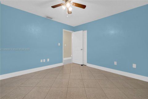 Apartamento en alquiler en Hialeah, Florida, 2 dormitorios, 69.03 m2 № 1939252 - foto 14