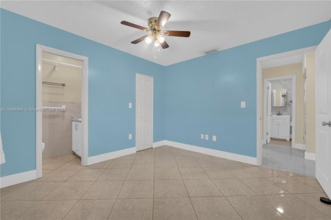 Apartamento en alquiler en Hialeah, Florida, 2 dormitorios, 69.03 m2 № 1939252 - foto 13