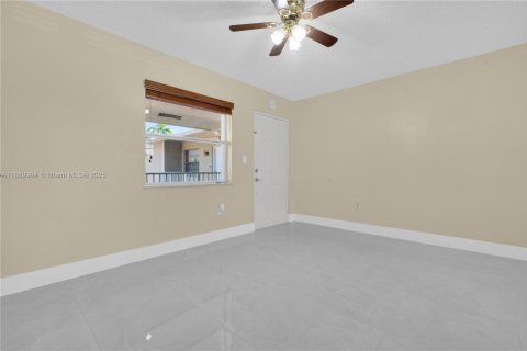 Apartamento en alquiler en Hialeah, Florida, 2 dormitorios, 69.03 m2 № 1939252 - foto 2