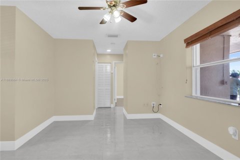 Apartamento en alquiler en Hialeah, Florida, 2 dormitorios, 69.03 m2 № 1939252 - foto 4