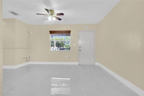 Apartamento en alquiler en Hialeah, Florida, 2 dormitorios, 69.03 m2 № 1939252 - foto 3