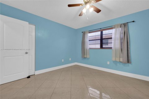 Apartamento en alquiler en Hialeah, Florida, 2 dormitorios, 69.03 m2 № 1939252 - foto 15