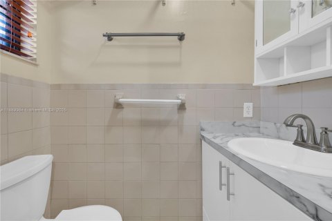 Apartamento en alquiler en Hialeah, Florida, 2 dormitorios, 69.03 m2 № 1939252 - foto 19