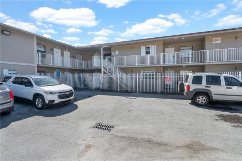 Apartamento en alquiler en Hialeah, Florida, 2 dormitorios, 69.03 m2 № 1939252 - foto 26