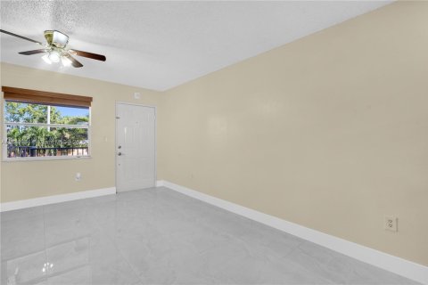 Apartamento en alquiler en Hialeah, Florida, 2 dormitorios, 69.03 m2 № 1939252 - foto 1