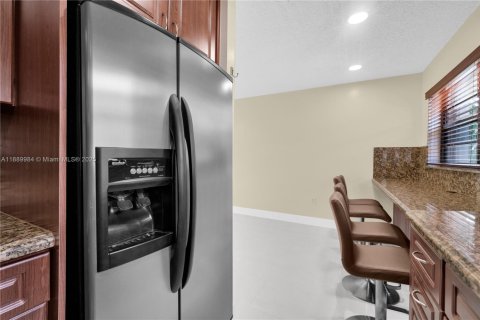 Apartamento en alquiler en Hialeah, Florida, 2 dormitorios, 69.03 m2 № 1939252 - foto 11