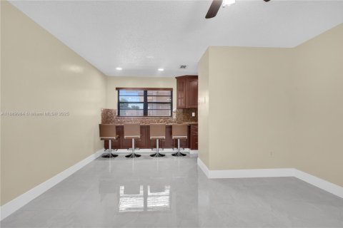 Apartamento en alquiler en Hialeah, Florida, 2 dormitorios, 69.03 m2 № 1939252 - foto 5