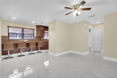 Apartamento en alquiler en Hialeah, Florida, 2 dormitorios, 69.03 m2 № 1939252 - foto 6
