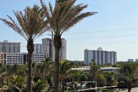 Condo in Sunny Isles Beach, Florida, 2 bedrooms  № 1861705 - photo 28