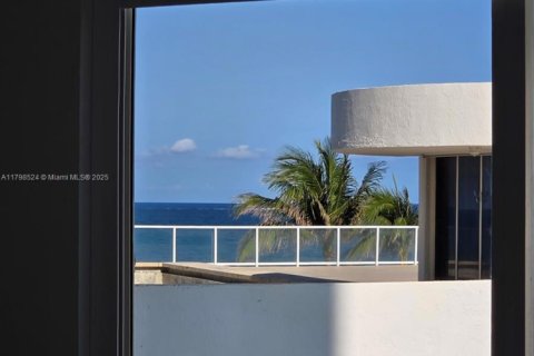 Condo in Sunny Isles Beach, Florida, 2 bedrooms  № 1861705 - photo 26
