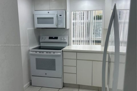 Copropriété à louer à Sunny Isles Beach, Floride: 1 chambre, 67.35 m2 № 1965434 - photo 9