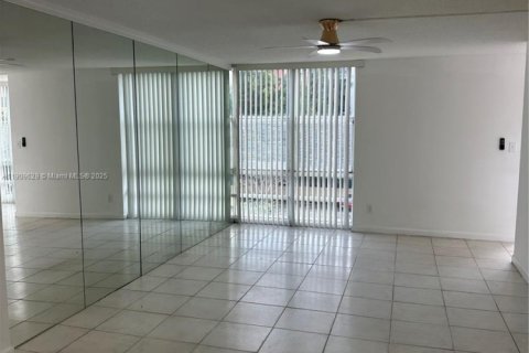 Copropriété à louer à Sunny Isles Beach, Floride: 1 chambre, 67.35 m2 № 1965434 - photo 3