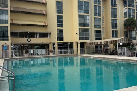 Copropriété à louer à Sunny Isles Beach, Floride: 1 chambre, 67.35 m2 № 1965434 - photo 1