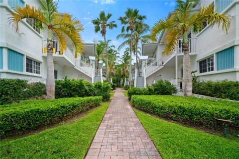 Condo in Bay Harbor Islands, Florida, 2 bedrooms  № 2191405 - photo 6
