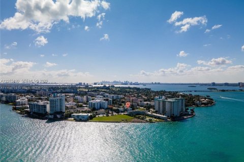 Condo in Bay Harbor Islands, Florida, 2 bedrooms  № 2191405 - photo 28